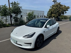 Vand Tesla Model 3 Facelift SR+ Baterie LFP 325 CP An 2021 | Interior Alb | Sistem Audio Premium
