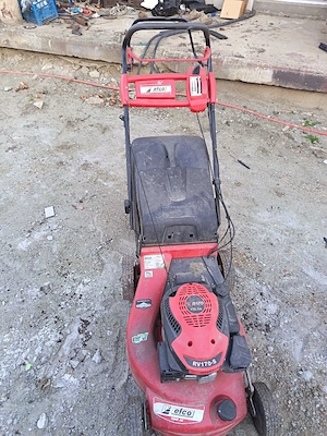 vand masina de tuns iarba cu tractiune