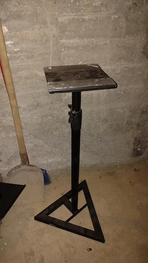 Vand 2 stative pentru boxe studiou.