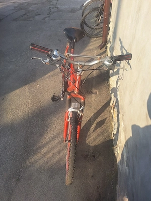 Titlu: MTB Full-Suspension Roșu   Recent Revizuită (Piese NOI)