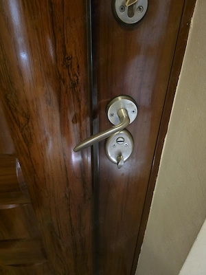 Reparații uși metalice și termopane