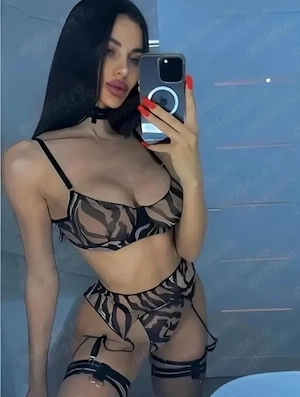 Full service brunetă înaltă slim silicoane 