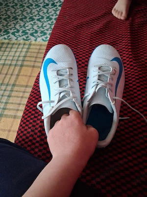 vand adidasi mai multe detali la telefon