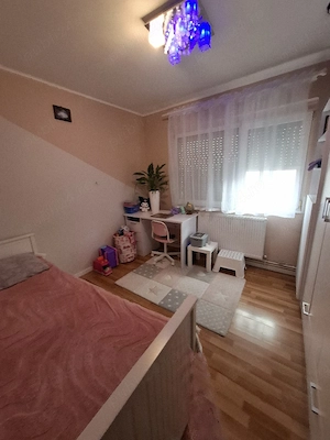 vand apartament trei camere decomandat 
