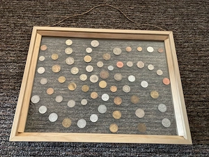 Tablou decorativ cu monede straine 30x40 cm inramat cu expunere pe 2 parti