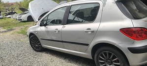 Dezmembrez Peugeot 307 - imagine 5