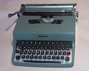 Mașină de scris, perfect funcțională, cu toate accesoriile și consumabilele necesare