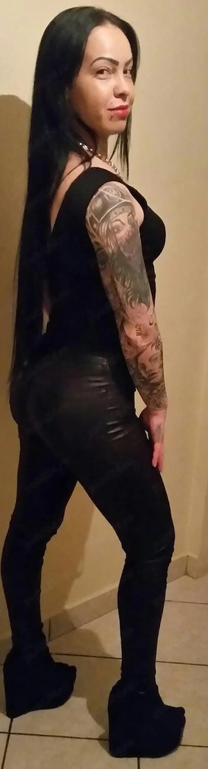 singură în locație