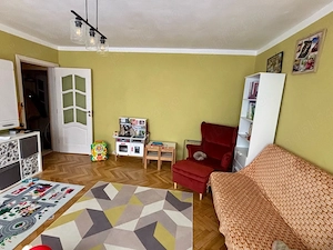 Proprietar vand apartamnet spatios si luminos cu 3 camere  decomandat recent renovat 