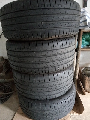 Vând 4 anvelope Pirelli,, Pzero "de vară stare foarte bună .