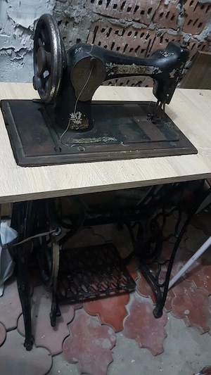 Vând mașină de cusut singer funcțională vintage, peste 150 de ani