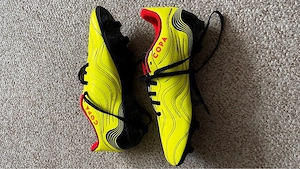 Vând ghete de fotbal pentru copii culoare albă stare aproape nouă .material puțin murdar preț negoci