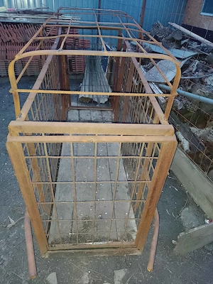 Vând ladă pentru porci mari, realizată din metal rezistent, ideală pentru transport sau ținere tempo - imagine 4