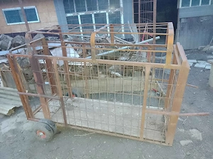 Vând ladă pentru porci mari, realizată din metal rezistent, ideală pentru transport sau ținere tempo