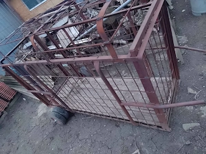 Vând ladă pentru porci mari, realizată din metal rezistent, ideală pentru transport sau ținere tempo - imagine 3