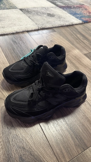 New Balance 9060 marime 42 noi