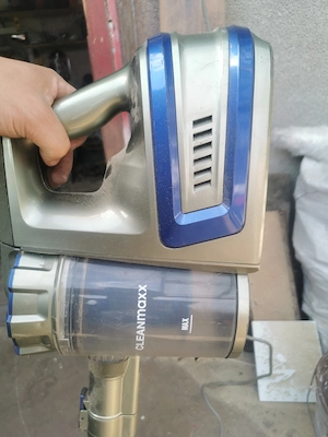 Aspirator cu acumulator defect 