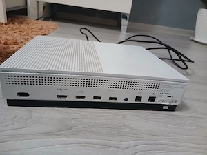 Vand xbox one S cu 2 controalere.