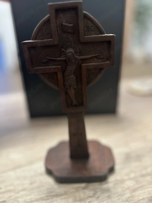 Cruce de masă (sau de altar) sculptată manual în lemn, cu postament   25 cm x  12 cm