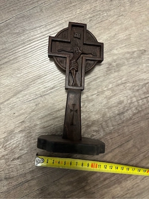 Cruce de masă (sau de altar) sculptată manual în lemn, cu postament   25 cm x  12 cm - imagine 2