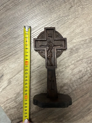 Cruce de masă (sau de altar) sculptată manual în lemn, cu postament   25 cm x  12 cm - imagine 3