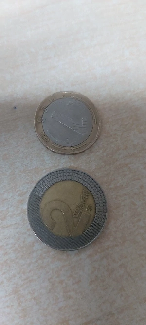 vind 2 monede  1leva si 2lari georgia