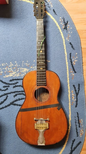 Chitara din lemn veche