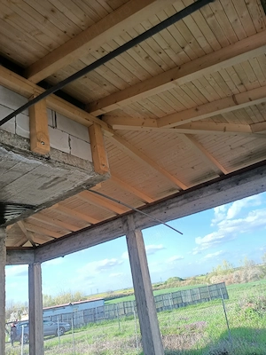 Construiesc case la rosu