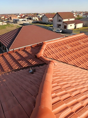 Construiesc case la rosu - imagine 2