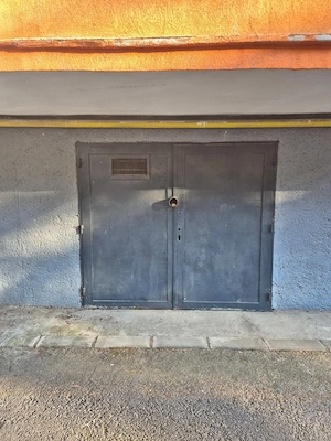 Garaj auto, construit la parterul blocului, ideal pentru loc de parcare  depozitare. Cartier Zorilor