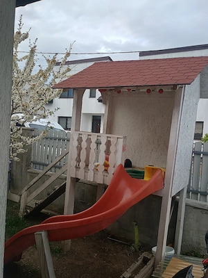 tobogan ,căsuța din copaci cu tobogan