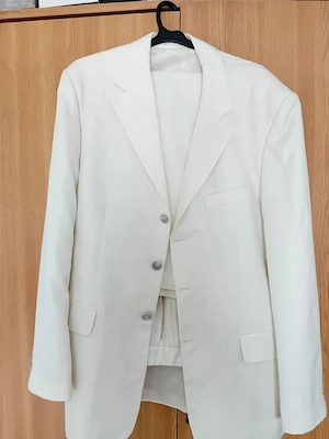 costum de mire de culoare alba 