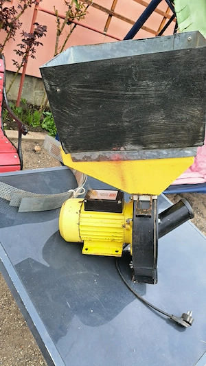  Vând Moară de cereale cu ciocanele, profesională (uz gospodăresc)   Motor 2.8 kW, Bobinaj Cupru