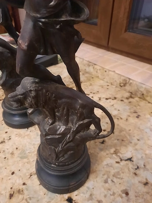 Statui antimoniu pereche