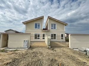 Duplex despartit prin camera tehnica - 4 camere Toate Utilitatile