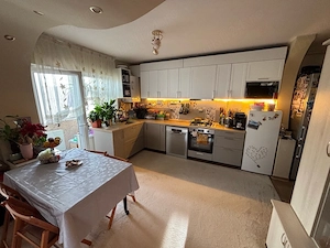 Vand apartament 3 camere | 64 mp | Etaj 1 | Parcare inclusă | Proprietar