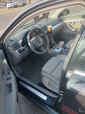 Vând urgent Audi A4, automat, benzina, 2000, interior piele, din motive personale.