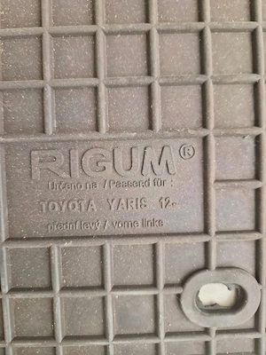 vand covorase  din cauciuc toyota yaris