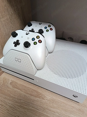 Xbox One S 1TB+2 manete cu stație de încărcare 