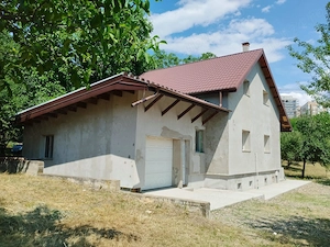  Casă de vânzare   106 mp utili, teren 2700 mp   capăt Copou, Iași