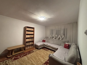Vand apartament 3 camere complet mobilat, cu balcon inchis, situat la parter înalt - imagine 2