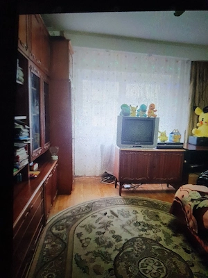 Se ofera spre inchiriere un apartament spatios cu 2  camere,decomandat,etaj 1 - imagine 2