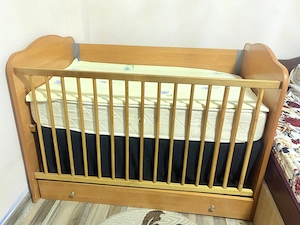 Vând pătuț lemn cu saltea! 