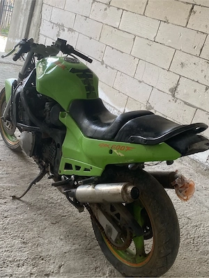vand un Kawasaki ZXR 750 pret 250  - imagine 2