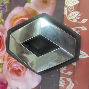 Siglă bara fata Clio III 8200259267 ORIGINALA - imagine 3