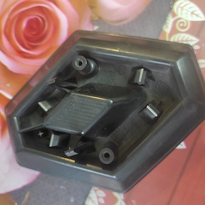 Siglă bara fata Clio III 8200259267 ORIGINALA - imagine 2