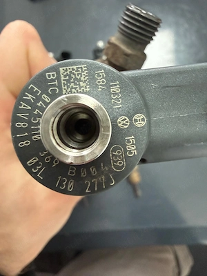 Vand injectoare Vw 2.0 tdi cod  03L130277J - imagine 2
