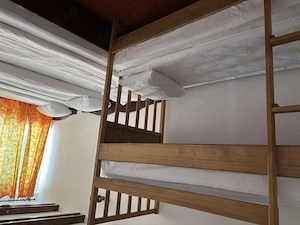 Vând urgent în Brașov, paturi suprapuse cu saltele. Arată foarte bine!