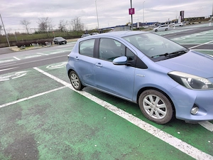 Toyota Yaris hybrid albastru 