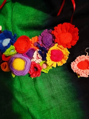 Vând set deosebit,handmade, din fetru, colier și cercei